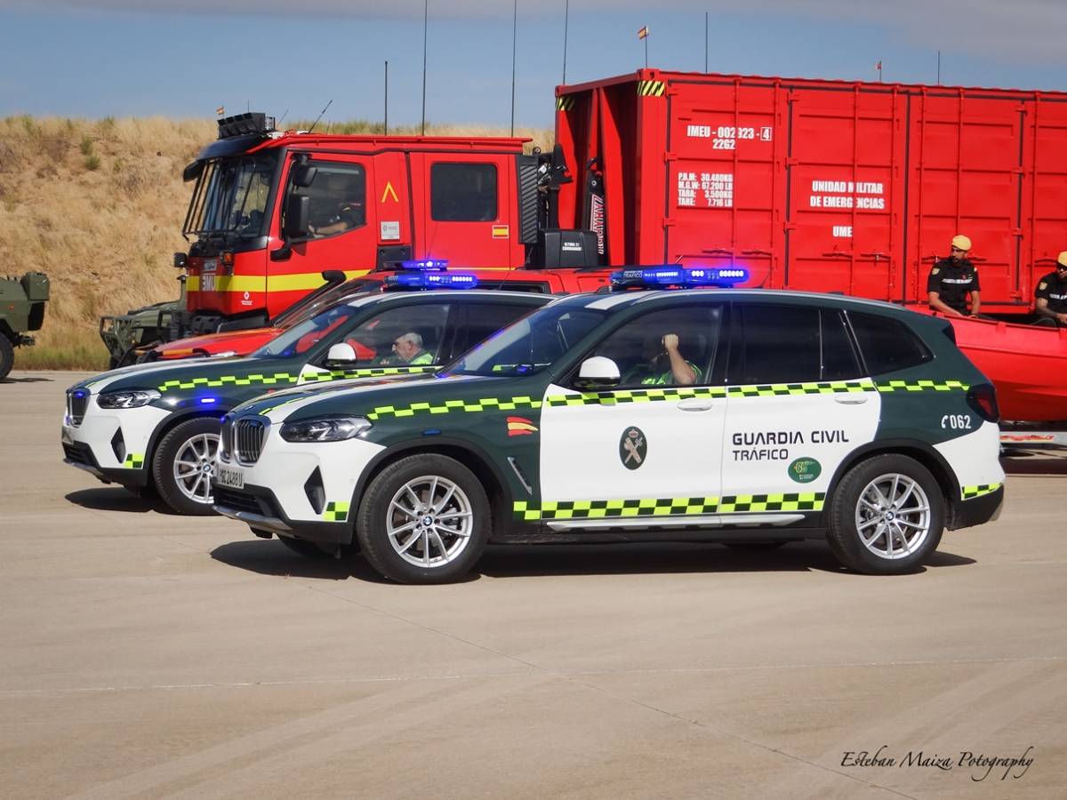 También de la Guardia Civil participaron sus nuevos y flamantes coches patrulla de tráfico BMW. (foto: Esteban Maiza) También de la Guardia Civil participaron sus nuevos y flamantes coches patrulla de tráfico BMW. (foto: Esteban Maiza)
