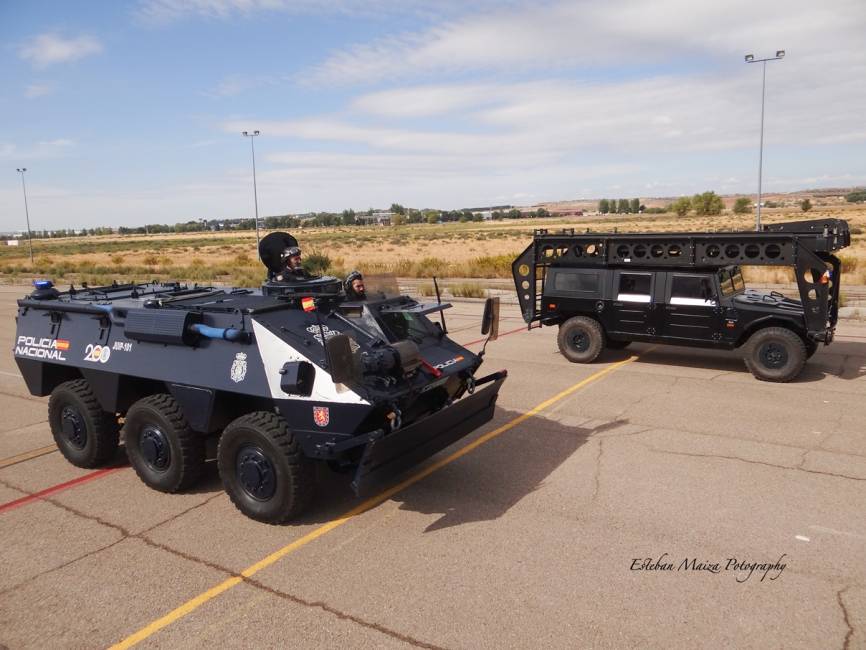 Lo más llamativo de la Policía Nacional fue el VAMTAC del GEO para asaltos de aviones y el BMR antidisturbios de la UIP. (foto: Esteban Maiza)