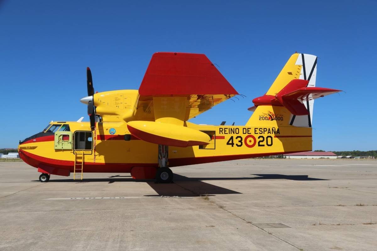 El CL-415 del 43 Grupo de Fuerzas Aéreas rotulado con el logotipo 200 000 horas (foto Fdo. Torre/defensa.com) El CL-415 del 43 Grupo de Fuerzas Aéreas rotulado con el logotipo 200 000 horas (foto Fdo. Torre/defensa.com)
