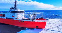 Un buque rompehielos.