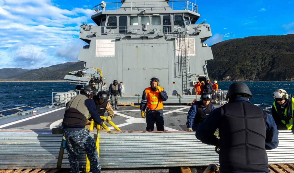 El traslado de materiales desde un OPV por medio aereo facilita los movimientos. El traslado de materiales desde un OPV por medio aereo facilita los movimientos.