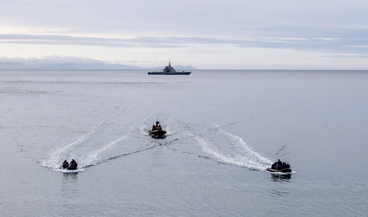 Botes y semirrigidos Zodiac trabajando desde el OPV hacia un punto de guardia. Botes y semirrigidos Zodiac trabajando desde el OPV hacia un punto de guardia.