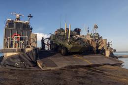 Un vehculos blindados ligeros LAV-25 llega a tierra a bordo de un vehculo de colchn de aire LCAC durante los recientes ejercicios anfibios en Puerto Rico. (Foto: SOUTHCOM)