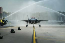 A su llegada, los primeros F-35A del Componente Areo de las FAS fueron recibidos con un arco de agua. (Foto Ministerio de Defensa de Blgica)