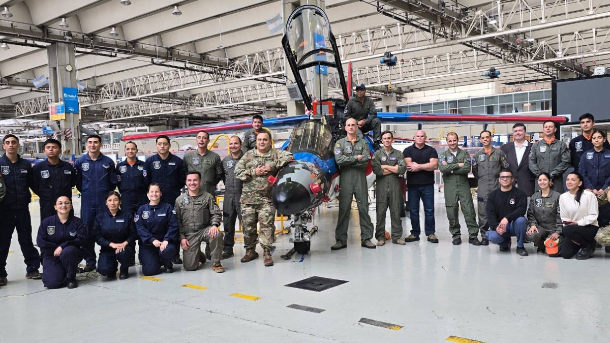 Pilotos argentinos y estadounidenses juntos durante el intercambio. Pilotos argentinos y estadounidenses juntos durante el intercambio.