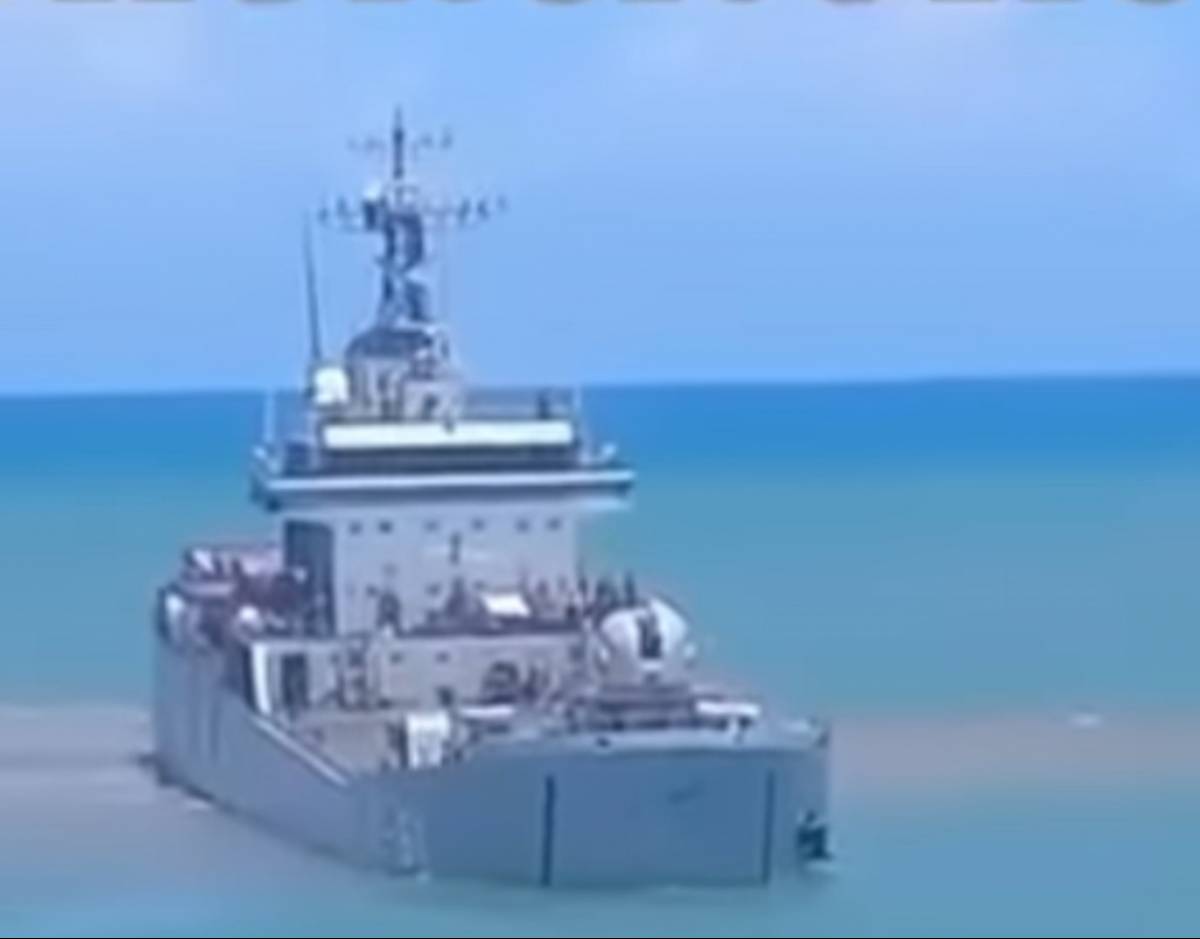 El buque AB Capana (T-61) de la Armada de Venezuela con una ligera escoración a babor y parte de la proa hundida (Foto: Cortesía de redes sociales) El buque AB Capana (T-61) de la Armada de Venezuela con una ligera escoración a babor y parte de la proa hundida (Foto: Cortesía de redes sociales)