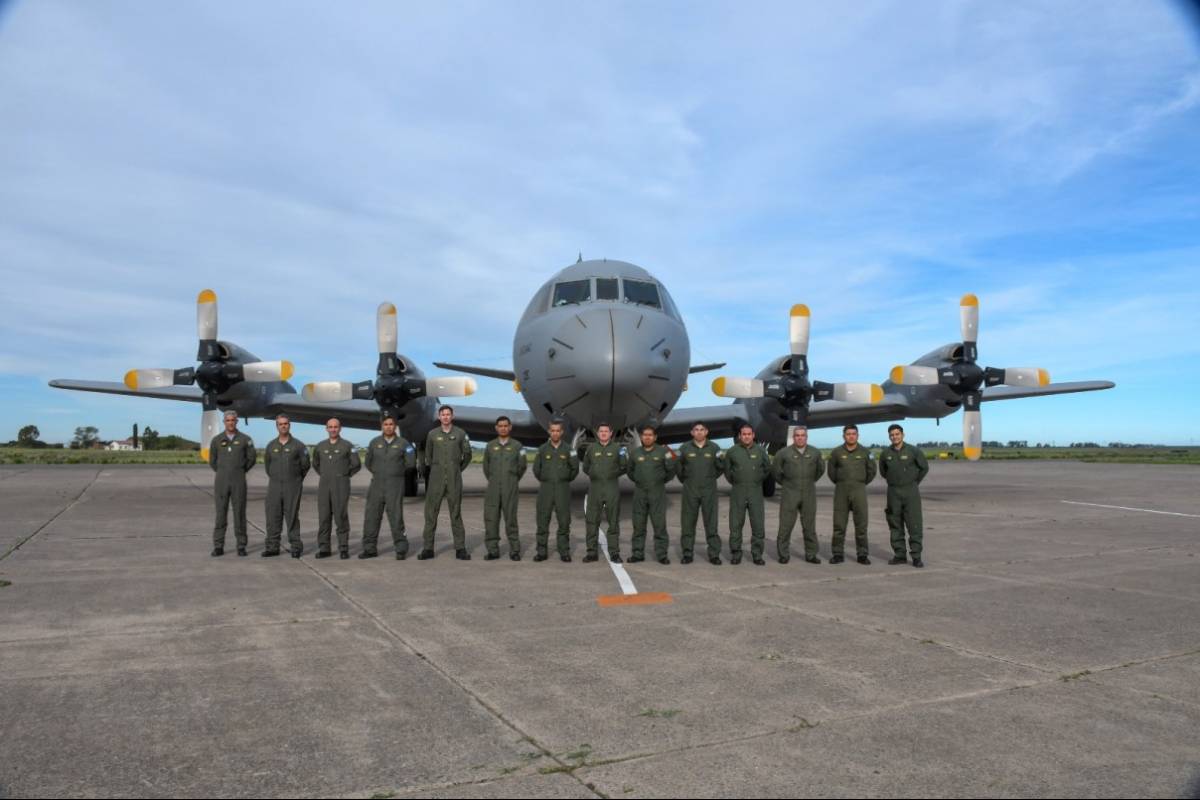La tripulación con el segundo avión P-3 Orión de Argentina. La tripulación con el segundo avión P-3 Orión de Argentina.