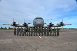 La tripulacin con el segundo avin P-3 Orin de Argentina.