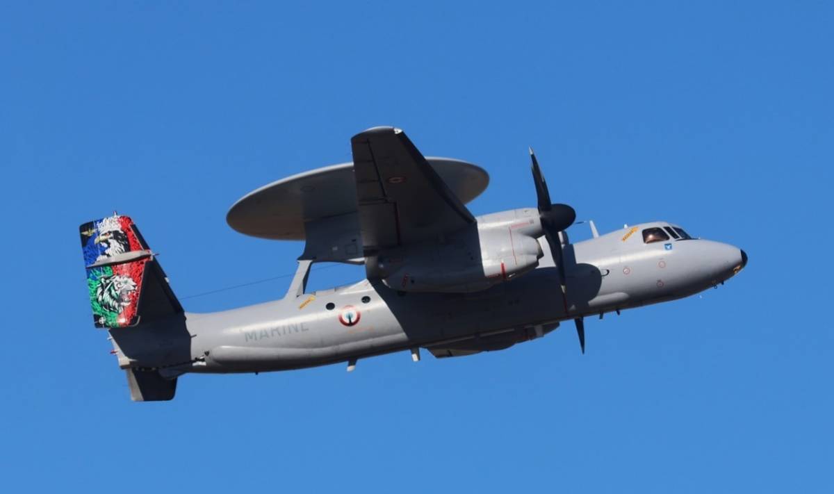 Una de los aviones de control y alerta temprana Northrop Grumman E-2C Hawkeye de la Armada de Francia