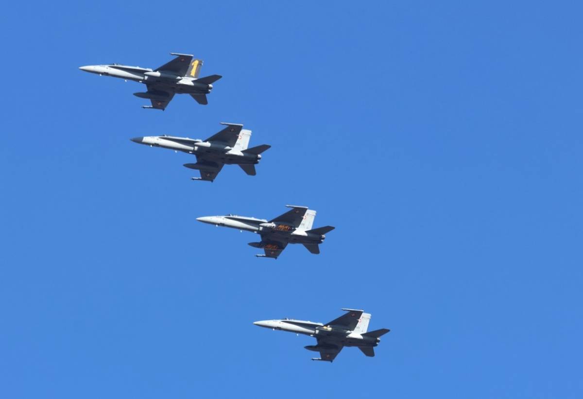 Cuatro de los F/A-18 suizos realizan un inicial sobre la Base Area de Beja tras realizar una misin.