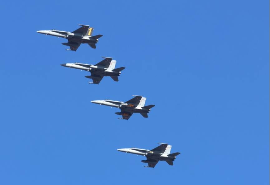 Cuatro de los F/A-18 suizos realizan un inicial sobre la Base Aérea de Beja tras realizar una misión.