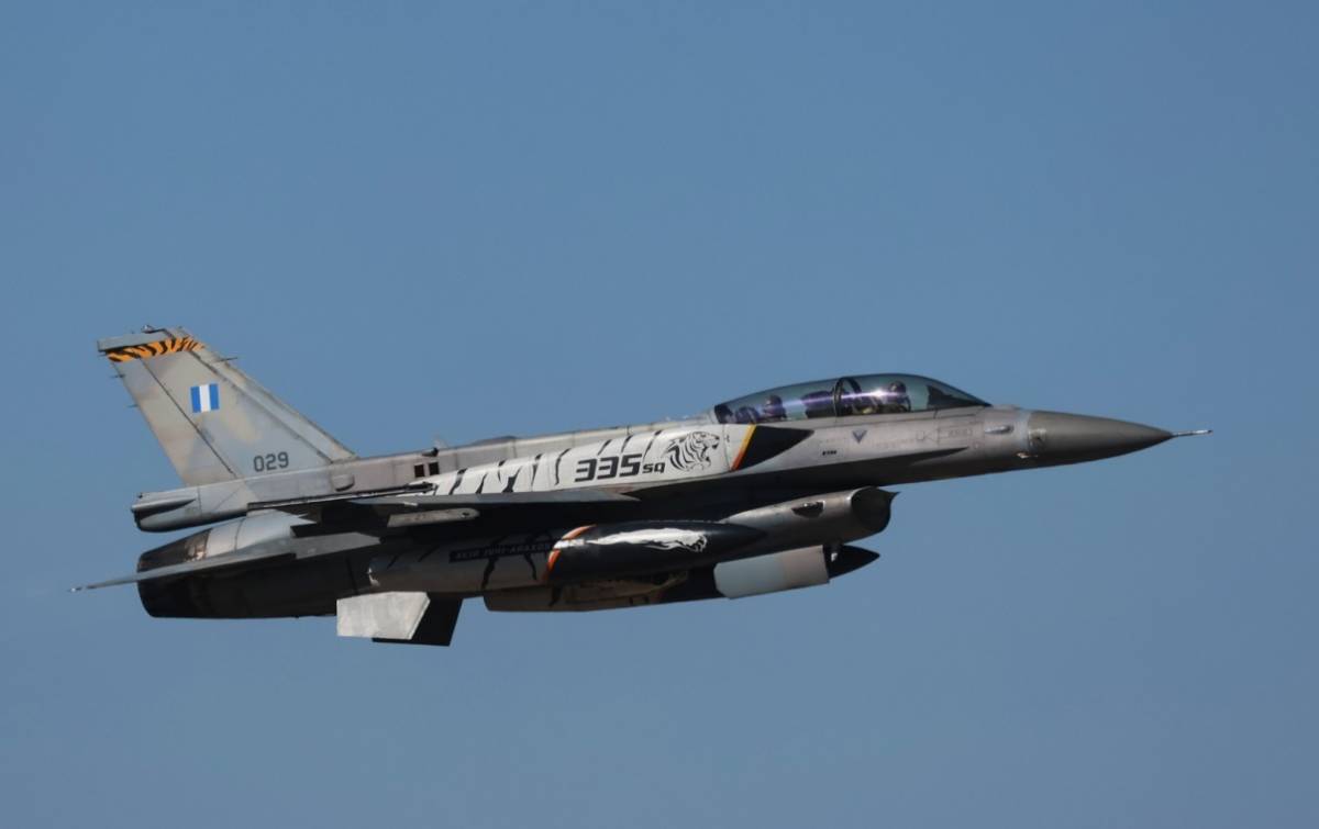 Otro de las unidades presentes con F-16 era el 335 Mira (Escuadrn) griego, aqu vemos un biplaza especialmente decorado.