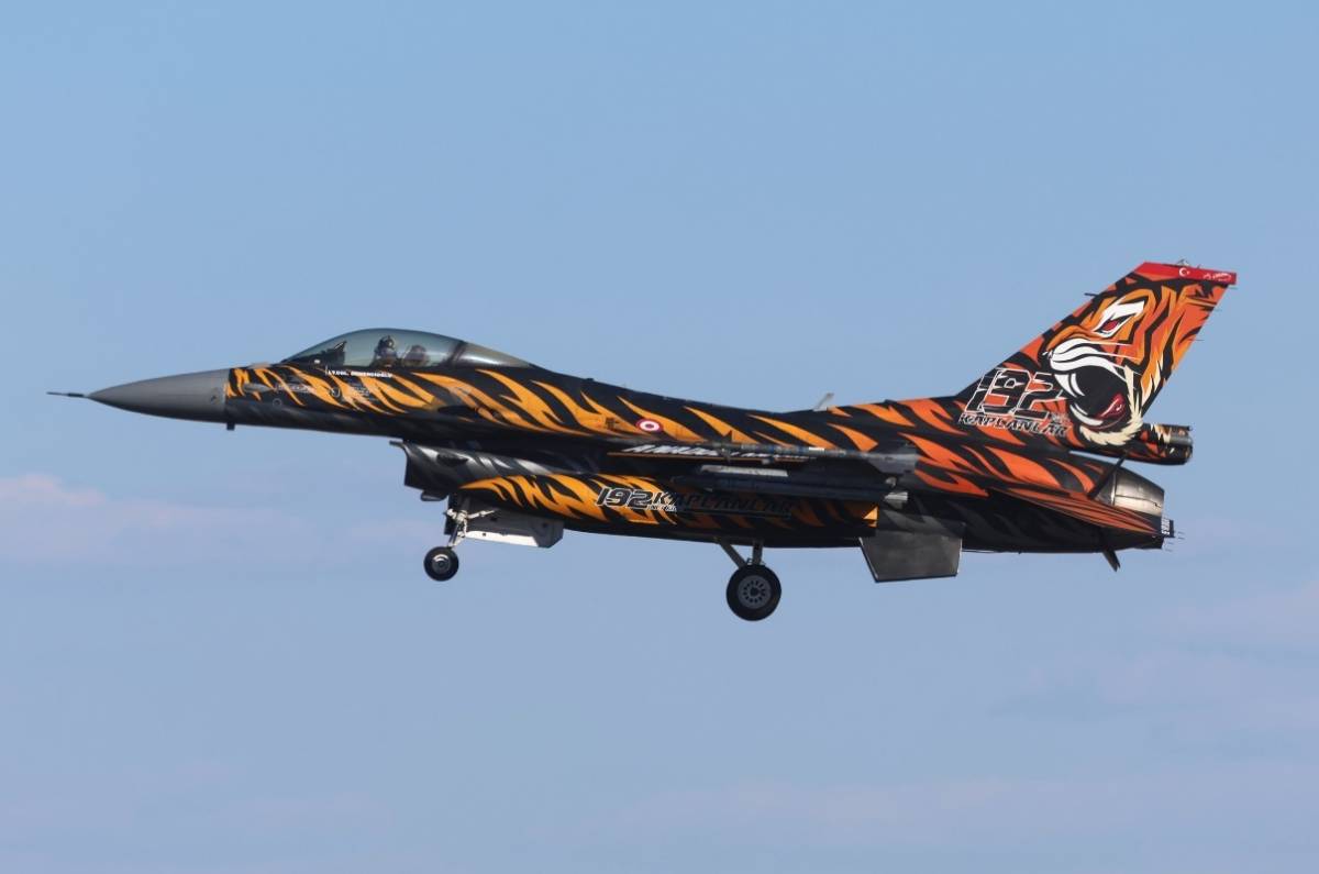 Los turcos no podan faltar, operando su actual avin estndar de combate, el F-16.