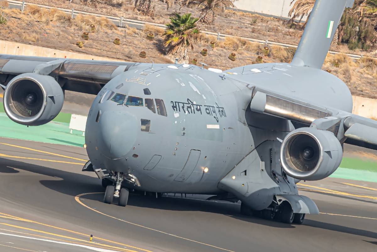 CB-8001 Boeing C-17A Globemaster III a punto de despegar después de pasar la noche en Gando, para el repliegue (Foto: Nestor Trujillo). CB-8001 Boeing C-17A Globemaster III a punto de despegar después de pasar la noche en Gando, para el repliegue (Foto: Nestor Trujillo).