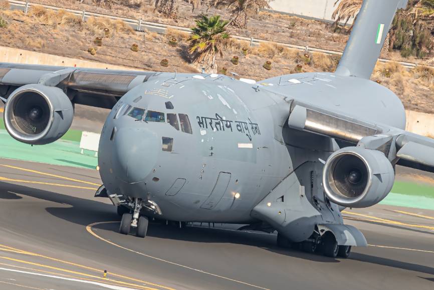 CB-8001 Boeing C-17A Globemaster III a punto de despegar después de pasar la noche en Gando, para el repliegue (Foto: Nestor Trujillo).