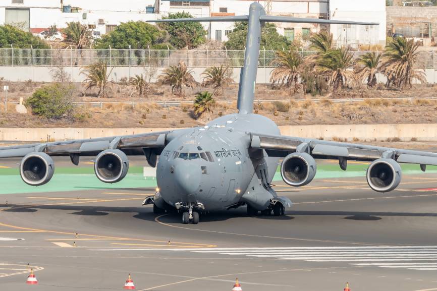 CB-8001 Boeing C-17A Globemaster III a punto de despegar después de pasar la noche en Gando, para el repliegue.(Foto: Nestor Trujillo)