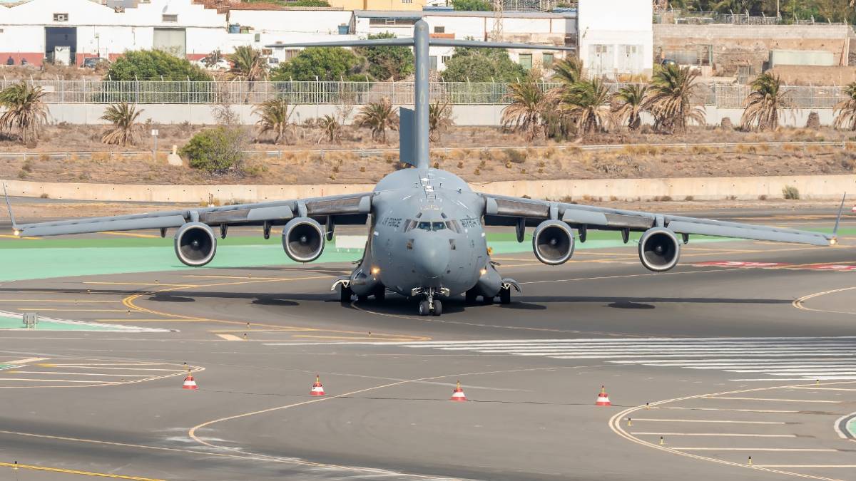 CB-8001 Boeing C-17A Globemaster III a punto de despegar después de pasar la noche en Gando, para el repliegue (Foto: Nestor Trujillo). CB-8001 Boeing C-17A Globemaster III a punto de despegar después de pasar la noche en Gando, para el repliegue (Foto: Nestor Trujillo).