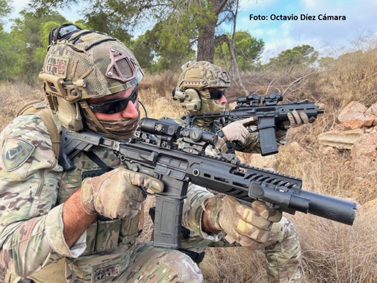 Los SiG Sauer Rattler LT de la FGNE son armas concebidas para desarrollar varios cometidos propios de las Operaciones Especiales que incluyen este modelo con supresor integral. (Octavio Díez Cámara) Los SiG Sauer Rattler LT de la FGNE son armas concebidas para desarrollar varios cometidos propios de las Operaciones Especiales que incluyen este modelo con supresor integral. (Octavio Díez Cámara)
