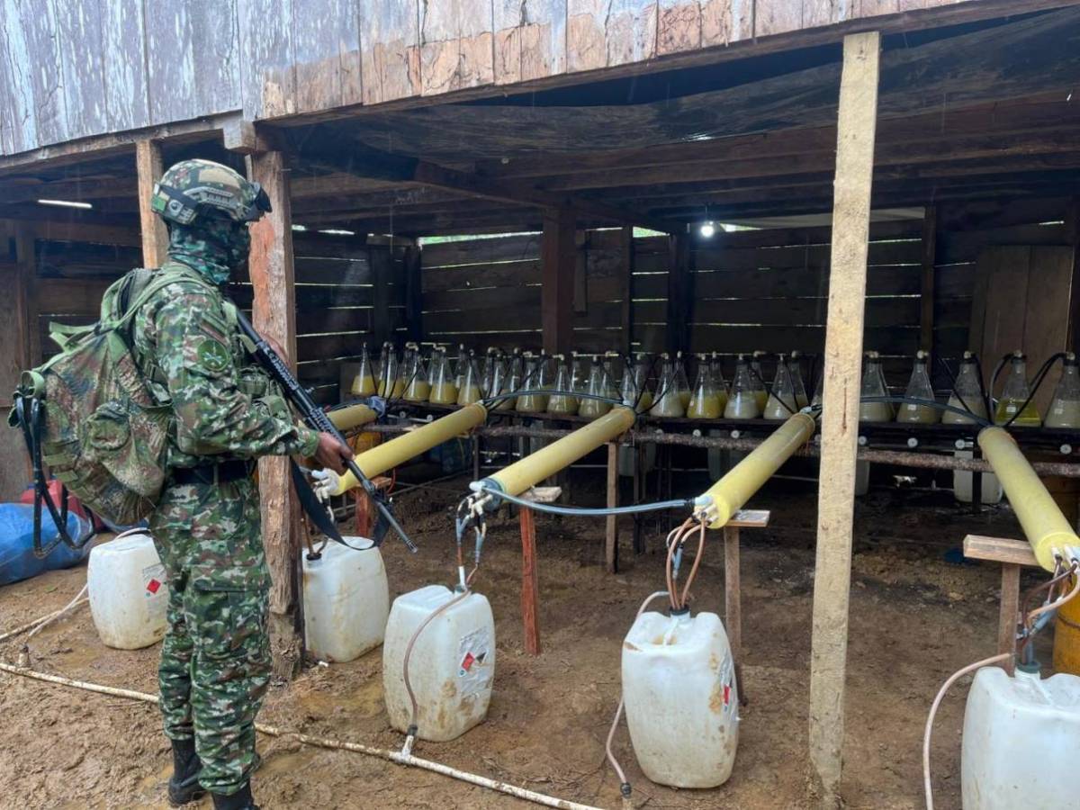 Un soldado colombiano en un laboratorio ilegal de drogas. Un soldado colombiano en un laboratorio ilegal de drogas.