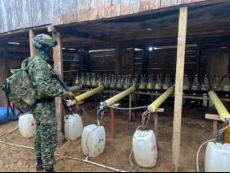 Un soldado colombiano en un laboratorio ilegal de drogas.