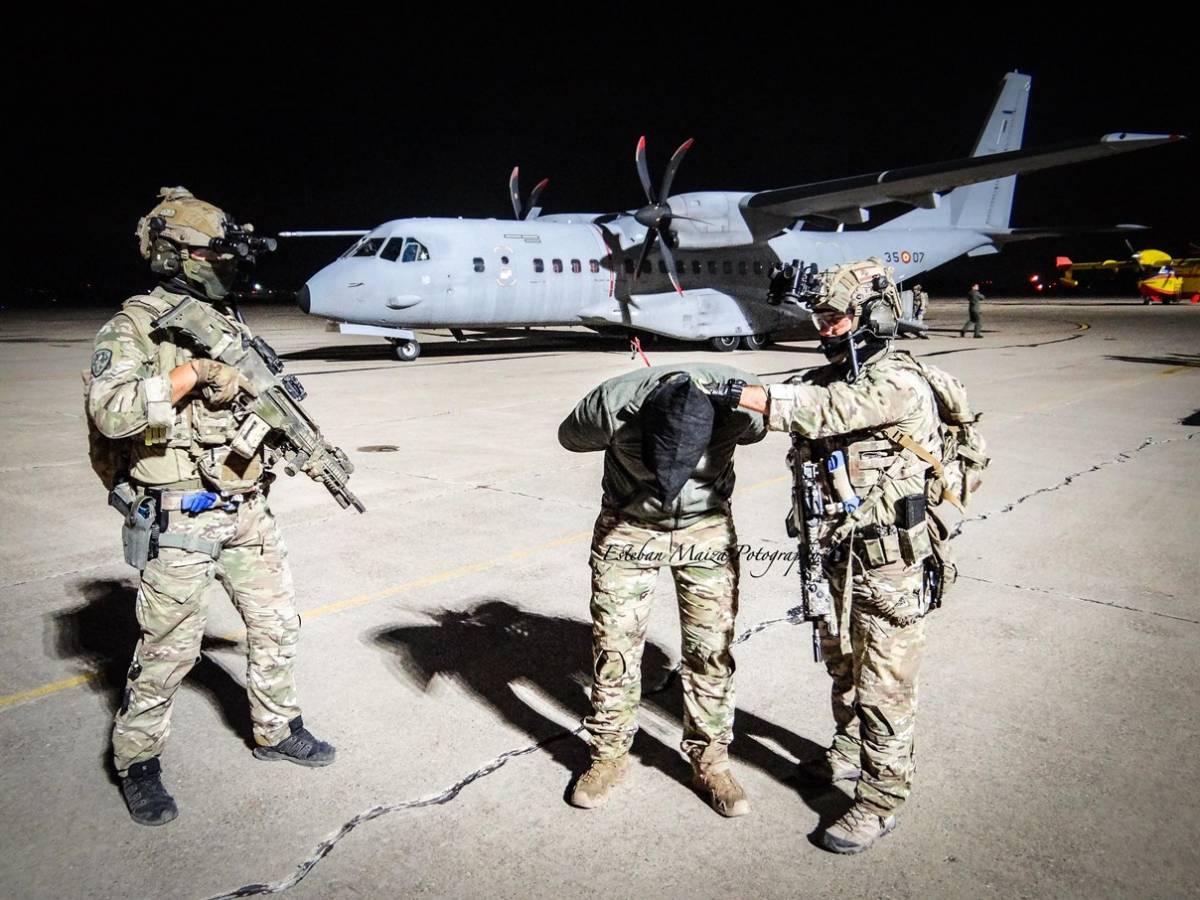 Operadores del MOE con un objetivo capturado tras un asalto aéreo con un avión C-295 del Ejército del Aire y del Espacio. (foto: Esteban Maiza) Operadores del MOE con un objetivo capturado tras un asalto aéreo con un avión C-295 del Ejército del Aire y del Espacio. (foto: Esteban Maiza)