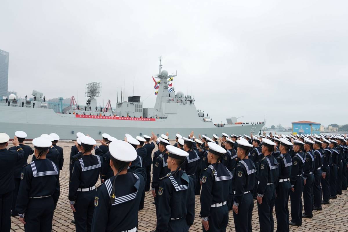 Despedida de la nueva TF China desde la Base Naval de Qingdao, al fondo se ve el destructor “Tangshan”. (Foto cuenta China Navy) Despedida de la nueva TF China desde la Base Naval de Qingdao, al fondo se ve el destructor “Tangshan”. (Foto cuenta China Navy)