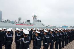 Despedida de la nueva TF China desde la Base Naval de Qingdao, al fondo se ve el destructor Tangshan. (Foto cuenta China Navy)