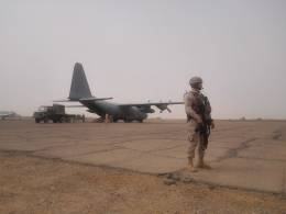 Un AMPT del EADA dando seguridad a un Hrcules del Destacamento Marfil del Ejrcito del Aire hace aos. (foto: EMAD)