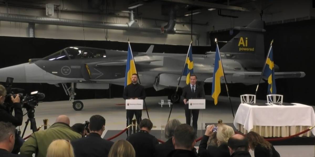 Ulf Kristersson y Volodymyr Zelensky firmaron el acuerdo ante un gripen, llamativamente marcado con “Ai Powered” en el timón (Gobierno de Suecia) Ulf Kristersson y Volodymyr Zelensky firmaron el acuerdo ante un gripen, llamativamente marcado con “Ai Powered” en el timón (Gobierno de Suecia)
