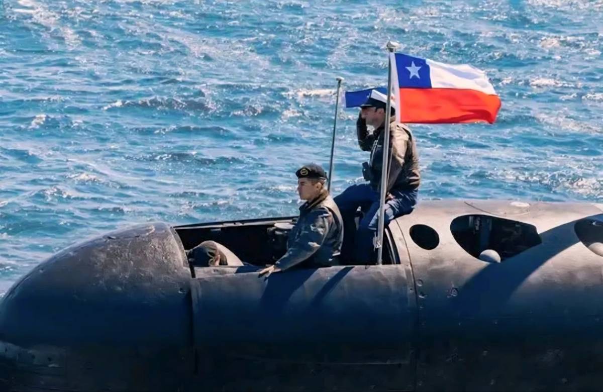 Tripulantes de un submarino de la Armada de Chile ondeando la bandera. Tripulantes de un submarino de la Armada de Chile ondeando la bandera.