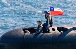 Tripulantes de un submarino de la Armada de Chile ondeando la bandera.