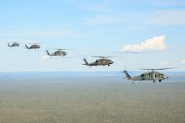 Cinco helicpteros Black Hawk volando en formacin.