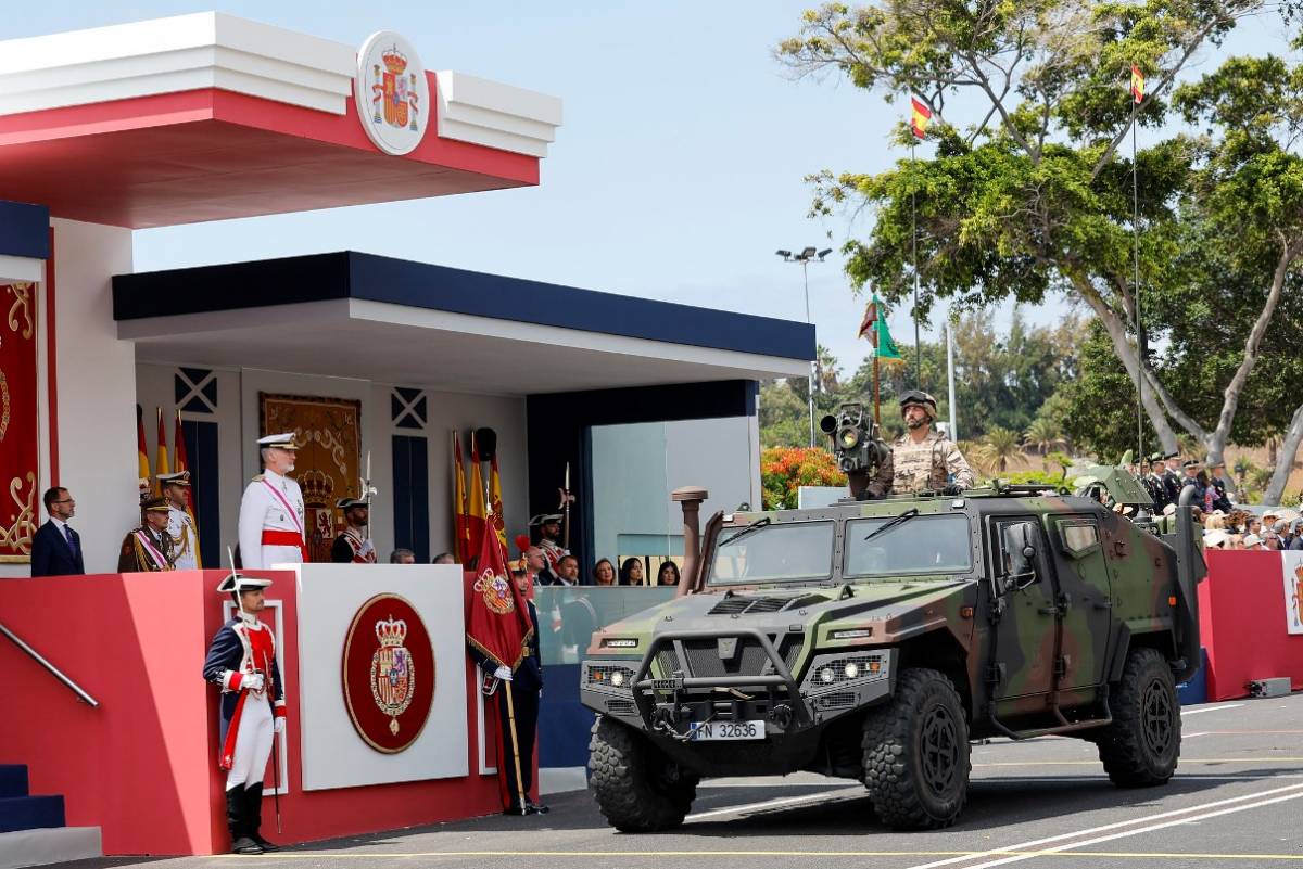 Un VAMTAC ST5 de la Infantería de Marina pasa frente a la tribuna durante el pasado día de las FAS en Santa Cruz de Tenerife. (foto Ministerio de Defensa) Un VAMTAC ST5 de la Infantería de Marina pasa frente a la tribuna durante el pasado día de las FAS en Santa Cruz de Tenerife. (foto Ministerio de Defensa)
