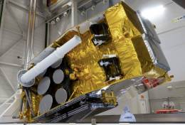 Preparacin del satlite antes de lanzarlo. (foto: Airbus)