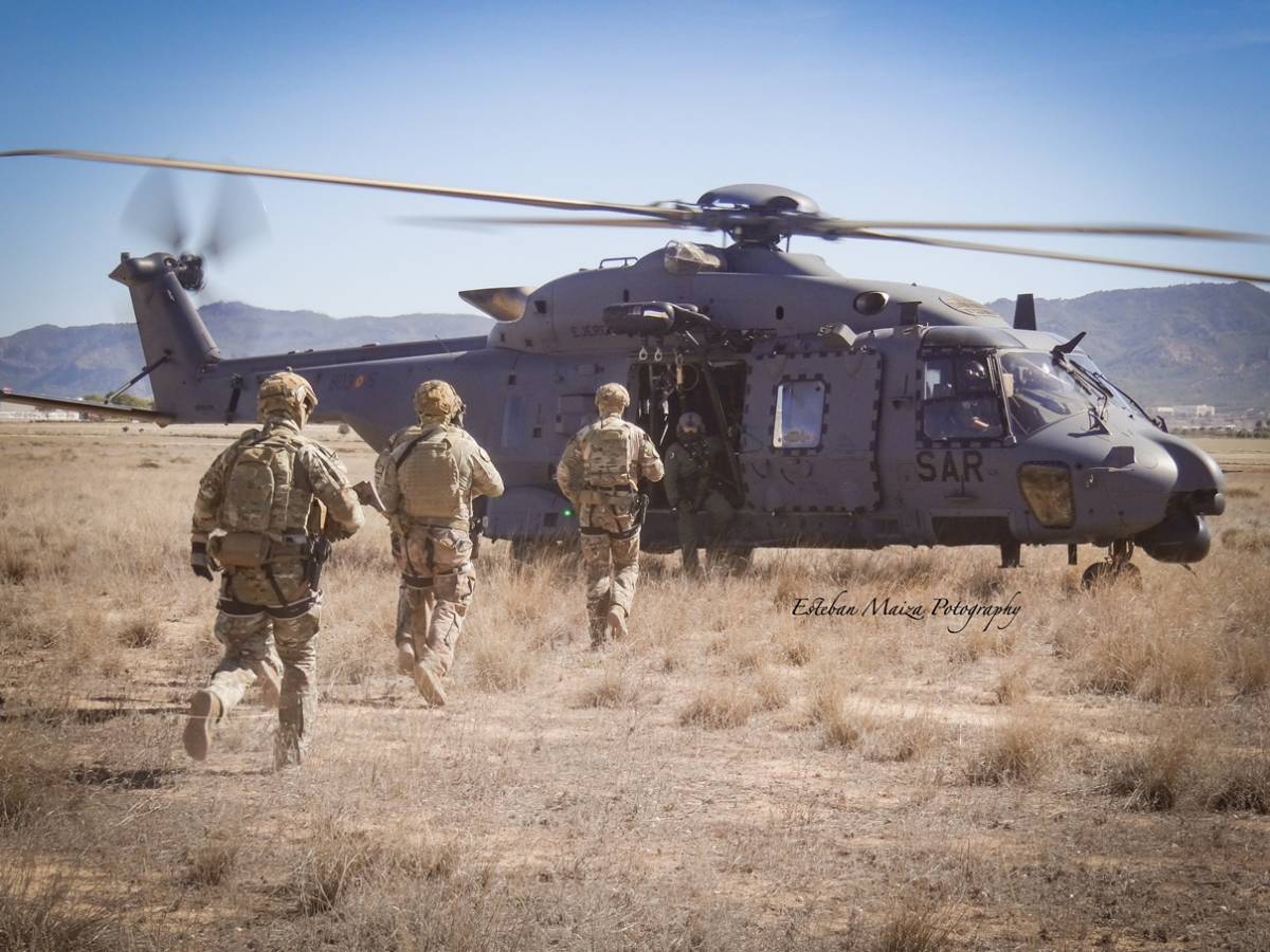 Miembros de unidades de operaciones especiales embarcando en un NH-90 ‘Lobo’. (foto: Esteban Maiza) Miembros de unidades de operaciones especiales embarcando en un NH-90 ‘Lobo’. (foto: Esteban Maiza)