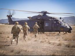 Miembros de unidades de operaciones especiales embarcando en un NH-90 Lobo. (foto: Esteban Maiza)