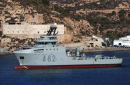 El navo Cartagena saliendo del puerto de Cartagena. (Foto Julio Maiz).