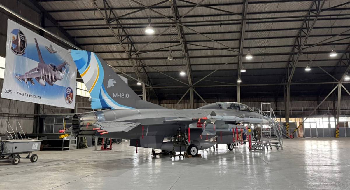 Uno de los futuros F-16 de la Fuerza Aérea Argentina. Uno de los futuros F-16 de la Fuerza Aérea Argentina.