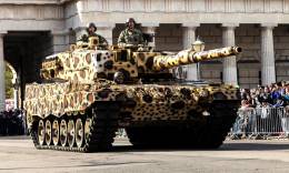 Ej�rcito austriaco mostr� uno de sus carros de combate Leopard 2A4 con un vistoso camuflaje. (Bundesheer)