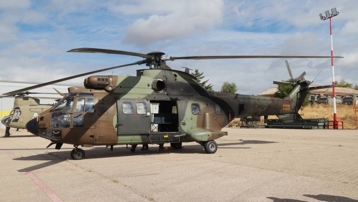 Uno de los AS532 “Cougar” del BHELMA IV, en el que figura el logo del 50 aniversario de la creación de la Unidad. (Foto Julio Maiz) Uno de los AS532 “Cougar” del BHELMA IV, en el que figura el logo del 50 aniversario de la creación de la Unidad. (Foto Julio Maiz)