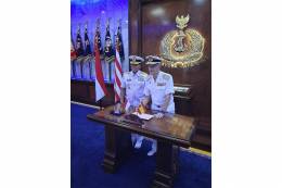 El AJEMA en el encuentro con su homlogo en Indonesia. (foto: Armada)