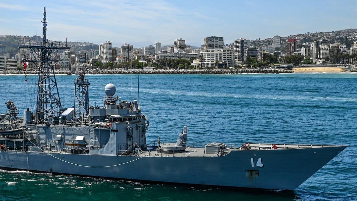 La fragata FFG-14 "Almirante Latorre” con los nuevos lanzadores de misiles a la vista. La fragata FFG-14 "Almirante Latorre” con los nuevos lanzadores de misiles a la vista.