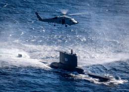 Un helicptero Sea Hawk operando con un submarino de la Marina de Guerra del Per.
