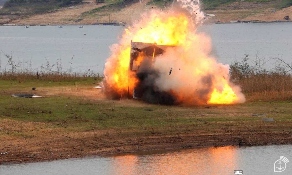 Momento de la explosión durante las pruebas del dron kamikaze. Momento de la explosión durante las pruebas del dron kamikaze.