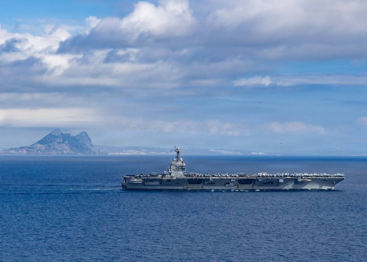 El portaaviones USS Gerald R. Ford cruzando el estrecho de Gibraltar el pasado 1 de octubre. (Foto US Navy)