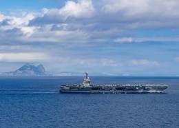El portaaviones USS Gerald R. Ford cruzando el estrecho de Gibraltar el pasado 1 de octubre. (Foto US Navy)