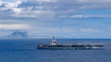 El portaaviones USS “Gerald R. Ford” cruzando el estrecho de Gibraltar el pasado 1 de octubre. (Foto US Navy)