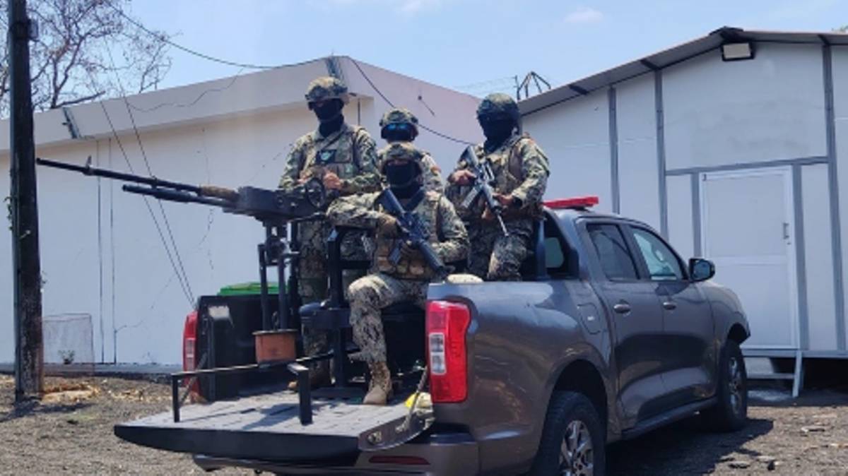 Operativo de incautación de armas en Guayaquil el 1 de noviembre de 2025.
