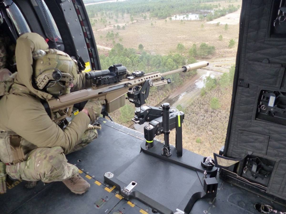 El brazo estabilizado STRIKE permite que los tiradores de precisión sean mucho más eficientes en sus disparos a larga distancia desde helicópteros. El brazo estabilizado STRIKE permite que los tiradores de precisión sean mucho más eficientes en sus disparos a larga distancia desde helicópteros.