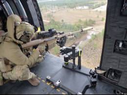 El brazo estabilizado STRIKE permite que los tiradores de precisin sean mucho ms eficientes en sus disparos a larga distancia desde helicpteros.